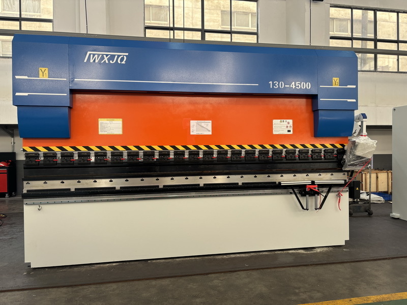 최신 회사 블로그 How to Choose the Right Press Brake Machine for Different Sheet Metal Thicknesses and Materials