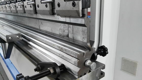 주문 고강도 30도 날카로운 펀칭 125T 프레스 브레이크 도구 42CrMo 소재 단조 online manufacture