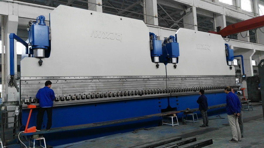 자동 1300T CNC 탕덤 수압 압축 브레이크 415V / 50Hz 굽기 길이 20 미터