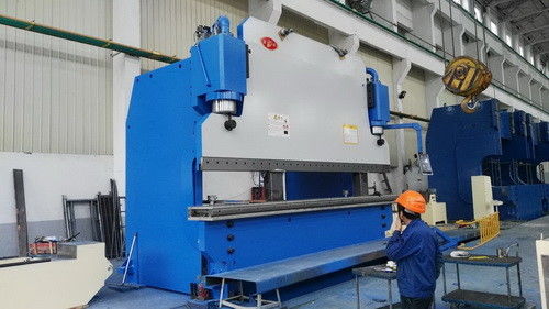 400T 힘 중력 수압 압축 7m 길이 두께 8mm 금속 판 굽기