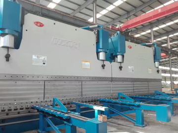 자동 1300T CNC 탕덤 수압 압축 브레이크 415V / 50Hz 굽기 길이 20 미터